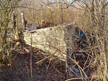 V hustých křovinách nedaleko od původní cesty je ukryta nenápadná budova studny – stav v roce 2007