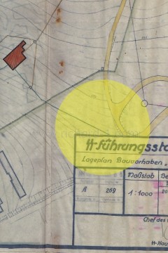 Výřezy z původní mapy s vyznačeným místem, kde je budova a studna postavena. Na mapě však nic zakresleno není.