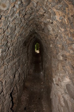Pod obvodovou zdí je vybudována podzemní chodba. Chodba je běžně přístupná a je znám její začátek i konec. Tudy se do bájného podzemí rozhodně dostat nedá.