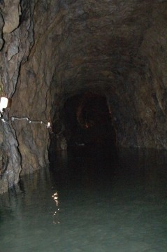 Průvodce nás zve na kovovou pramici a vyplouváme do spleti zatopených tunelů. Foto – Hynek Gazsi.