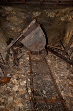 Část kolejiště a důlní vozík pro vyvážení vyrubané skály.