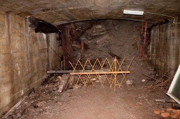 Expozice nálezů v podzemí Osówky. V zadní části haly je zával do dalšího systému.