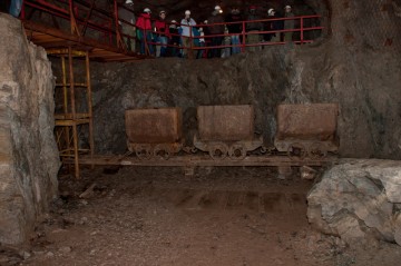Důlní vozíky ve spodním patře budované haly.