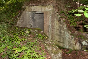 Nedaleko od administrativní budovy se nachází i podzemní bunkr.