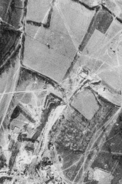 Letecká fotografie z roku 1945, zachycující pohled na čtvercový obrys nádrží. Nádrž je čtvercový obrys mírně vpravo nahoře