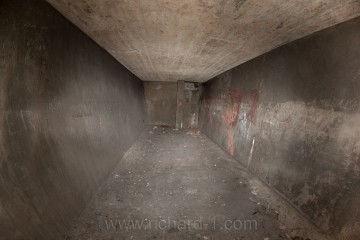 Pohled od zadní části nádrží směrem ke schodům. Levá stěna nádrže je šikmá. Optická deformace fotografie je způsobena širokoúhlým objektivem.