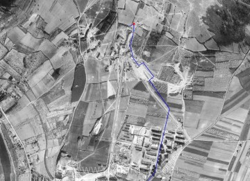 Přívod pitné vody (zakreslený podle mapy), promítnutý do letecké fotografie z roku 1945.