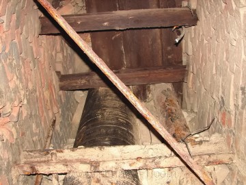 Do podzemí se pitná a užitková voda přiváděla nitrem bývalé větrací šachty. Na levé straně užitková voda a na pravé straně pitná voda – toto potrubí je pokračováním armatur shora popisovaných nádrží .