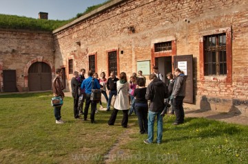Krátké zastavení před expozicí k továrně Richard a KT Litoměřice, v areálu Malé pevnosti Terezín.