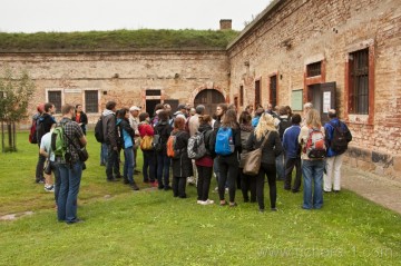 Diskuze před expozicí k továrně a koncentračnímu táboru Richard, která je umístěna v malé pevnosti Terezín.