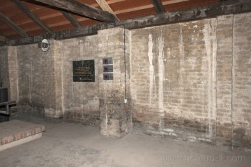 Francouzská pamětní deska umístěná uvnitř krematoria Litoměřice.