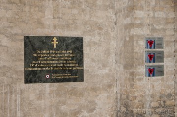 Francouzská pamětní deska umístěná uvnitř krematoria Litoměřice.