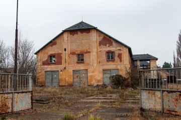 Původní budovy areálu kasáren a koncentračního tábora.