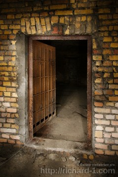 Zachovalé masivní ocelové dveře u vstupu do skladu trhavin. Foto: Dalibor Hellebrant