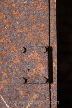 Detailní pohled na zámek skříně.