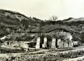 Základy budovy přibližně v roce 1965.