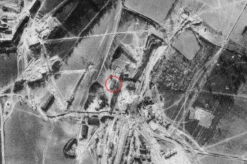 Letecký pohled ze dne 10.4.1945, na část venkovního areálu továrny Richard, s vyznačenou budovou Führungsstabu.