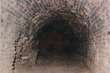 Páteřní chodba č. 53, před zazděným vchodem do podzemí. Foto – SG Geotechnika.