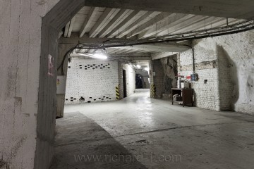 Vzhled chodeb a zabezpečení stropnice je oproti Richardu I. značně odlišný. Cihlové příčky i strop pochází z výstavby prostor pro továrnu Osram v letech 1944–45.
