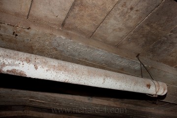 Vyrytý Podpis, nalezený po odstranění šalovacích desek na vrchní části betonové klenby.
