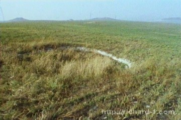 Přibližně okolo roku 1983 se zasypaná šachta začala pomalu propadat, a v poli se vytvořil nenápadný kruhový obrys.