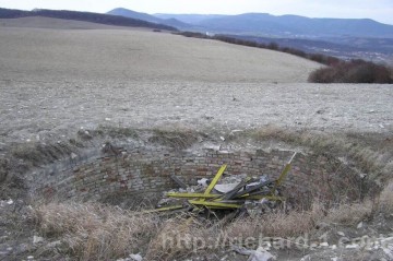 V roce 2004 dosáhl pokles zeminy uvnitř bývalé větrací šachty svého maxima. Foto: Jiří Látal.