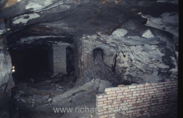 Pohled do podzemí levé části. Po pravé straně fotografie nevelký, zasucený výklenek otvoru větrací šachty.