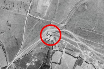 Pohled na okolí větrací šachty z levé části, v dubnu 1945.
