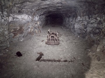 V zachovalé chodbě stojí v bahně opuštěný podvozek důlního vozíku – kiplory. Foto – soukromý archív M. V.