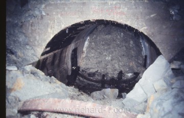 Pohled na „přístupnou“ část masivního betonového tunelu, který se nachází mimo jiné i pod budovou Führungsstabu.