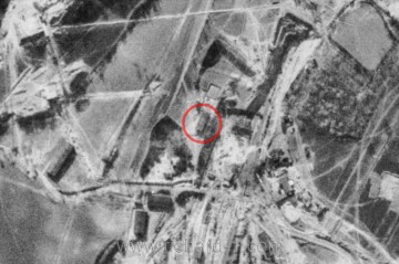 Letecký pohled z 10. 4. 1945, na část areálu Richard I. – budova Führungsstabu je označena kroužkem.