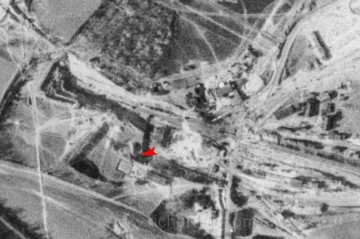 Výřez z letecké fotografie z dubna 1945. Vchod je však ve stínu a nedá se vypozorovat.