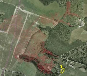 Letecký pohled s mapou poddolovaného území. Na mapě je ve žlutém kroužku označeno místo původního a nově vzniklého propadu.