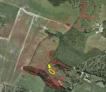 Popisované místo vyznačené na leteckém snímku s prokladem mapy.