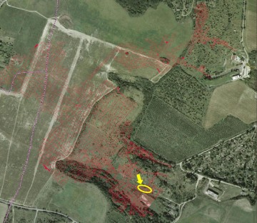 Popisované místo orientačně vyznačené na leteckém snímku s prokladem mapy.