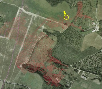 Popisované místo vyznačené na leteckém snímku s prokladem mapy.