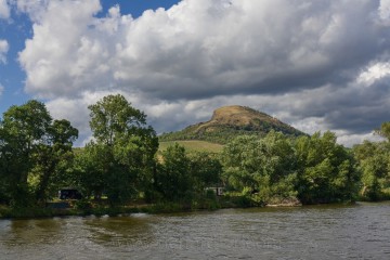 Pohled na vrch Radobýl i s charakteristickým „vykousnutím“ lomových pater