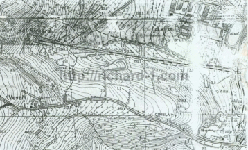 Na fotografii vojenské mapy je graficky vyznačena poválečná trasa vlečky k vápenné peci a k bývalé cihelně.