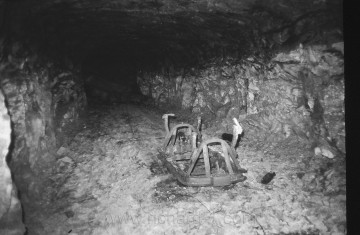 Zbytky důlního vozíku z doby úpravy a rozšiřování podzemí 1943 – 45.