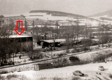 Částečný pohled na budovu překladiště, ze směru od Litoměřic, v pozadí zasněžený vrch Bídnice. Foto – Čeněk Paroulek