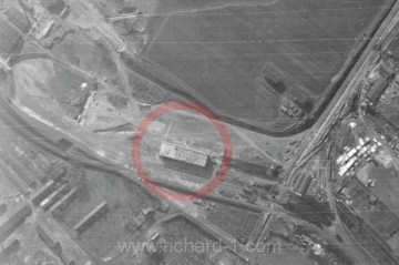 Letecký snímek zachycující pohled na budovu překladiště – březen 1945
