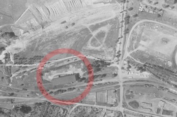 Budova překladiště na leteckém snímku z roku 1957.