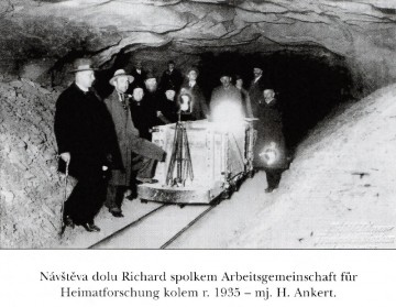 Historická fotografie části kolejiště a důlního vozíku, kdesi v podzemí dolu Richard. Fotografie – archív Martina Vojáčka.