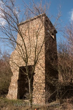Podle okousané cihlové zdi, lze předpokládat, že cihlová věž trafačky, je pouze část stavby této technologie.