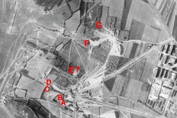 Březen 1945 – letecký pohled na areál továrny Richard. Na fotografii jsou vyznačeny jednotlivé vchody do podzemí.
