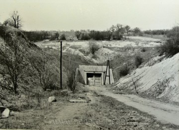 Pohled na přístupovou cestu a portál okolo roku 1965.