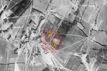 Letecký snímek z 10,dubna 1945 – oblast kde se měl budovat vchod E. (Vybraná oblast je zvýrazněna červenou barvou ). Číslice 2. a 3. označují přibližná místa, kde byl plánován vstup do podzemí – viz mapa. Kromě zřetelné skrývky zeminy u číslice 3, se ve vybrané oblasti se nenachází nic dalšího, co by ukazovalo na probíhající budování projektovaného vchodu E.