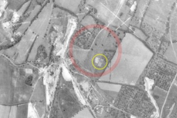 Letecké snímkování z roku 1954. Obrys skrývky se pomalu ztrácí…