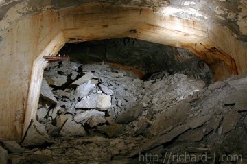 Většina přirozených závalů v podzemí byla prakticky průchozí. Foto: Hynek Gazsi.