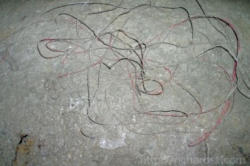Zbytky drátů nalezené v přístupné části sálu č. 26.